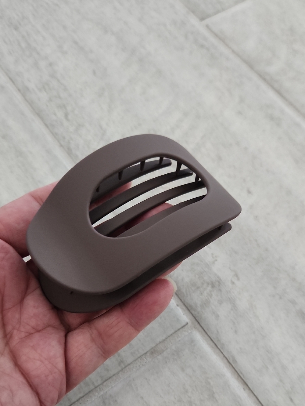 🌴🐻 Brown Hair Claw Clip - Minimalist Grip